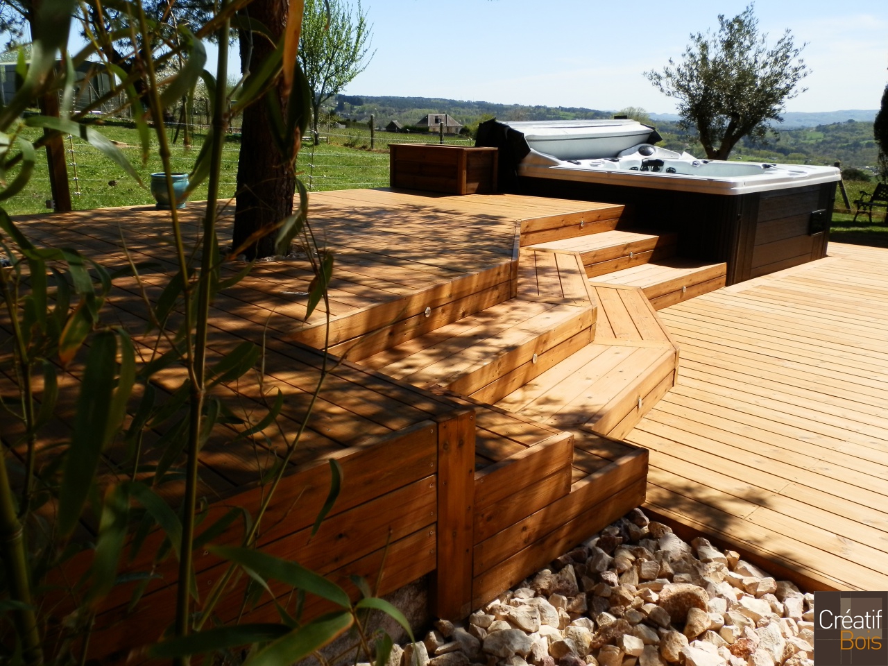 Terrasse en Pin Rouge du Nord avec Spa DONZENAC - Corrèze 19